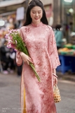 Áo dài dáng cổ tàu phối hoa cài