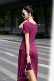 Chân váy xòe rủ dáng dài qua bắp