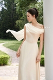 Đầm kiểu lệch vai trên ôm dưới xòe dài qua bắp