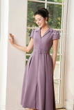 Đầm kiểu cổ vest trên ôm dưới xòe dài qua bắp kèm đai