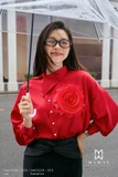 Áo sơ mi dáng cổ cách điệu phối đính hoa