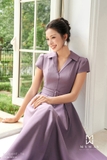 Đầm kiểu cổ vest trên ôm dưới xòe dài qua bắp kèm đai