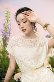 Chân váy ren ôm cạp cao xẻ sau