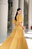 Chân váy xòe rủ dài qua bắp
