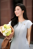 Đầm xòe cổ biến kiểu có túi dài qua bắp