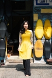Áo dài cách tân màu vàng tươi phối tay