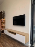 [HOT SALES] Kệ tivi treo tường 4 ngăn kéo màu vân gỗ TV1398