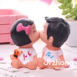 doi-be-hon-nhau-mau-trang-nhua
