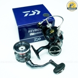 Máy Daiwa REVROS 2021