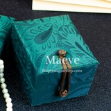 Hộp quà tặng vân ngọc thổ cẩm vừa - xanh lá cây đậm