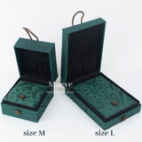 Hộp quà tặng vân ngọc thổ cẩm vừa - xanh lá cây đậm