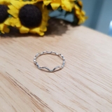 Wavy ring