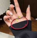 VÒNG TAY THỪNG ĐỎ CHARM NGỰA AGOVSKI