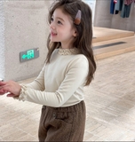 ÁO BÉ GÁI DÀI TAY CỔ BÈO TRẮNG BE AMBB.KIDS