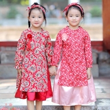 ao-dai-cach-tan-cho-be-gai-hoa-van-mau-do-set-ao-kem-chan-vay-lua-va-bom-toc-mam