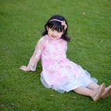 ao-dai-cach-tan-cho-be-gai-kem-vay-2-lop-ren-hinh-chim-en-mamla