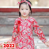 ao-dai-cach-tan-cho-be-gai-hoa-van-mau-do-set-ao-kem-chan-vay-lua-va-bom-toc-mam