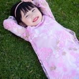 ao-dai-cach-tan-cho-be-gai-kem-vay-2-lop-ren-hinh-chim-en-mamla