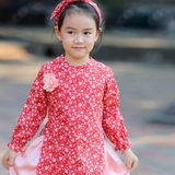 ao-dai-cach-tan-hoa-nhi-mau-do-cho-be-gai-ao-kem-chan-vay-va-bom-mamla