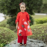 ao-dai-be-gai-truyen-thong-tay-cach-tan-nhe-hinh-hoa-sen-vai-to-anh-mem-mai-phoi
