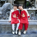 ao-dai-doi-be-trai-be-gai-mac-cap-mau-do-vai-lua-cheo-mem-in-hinh-tet-2-em-be-ma