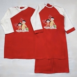 ao-dai-doi-be-trai-be-gai-mac-cap-mau-do-vai-lua-cheo-mem-in-hinh-tet-2-em-be-ma