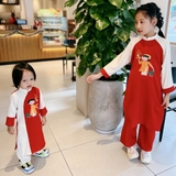 ao-dai-doi-be-trai-be-gai-mac-cap-vai-lua-cheo-mem-mau-do-in-hinh-em-be-tet-kem-