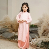 ao-dai-truyen-thong-be-gai-lua-gam-diem-nhan-cot-no-kem-quan-satin-dang-suong-cu