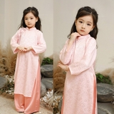 ao-dai-truyen-thong-be-gai-lua-gam-diem-nhan-cot-no-kem-quan-satin-dang-suong-cu