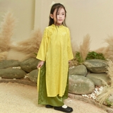 ao-dai-truyen-thong-be-gai-lua-gam-diem-nhan-cot-no-kem-quan-satin-dang-suong-cu