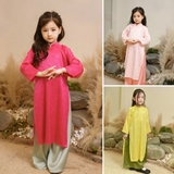 ao-dai-truyen-thong-be-gai-lua-gam-diem-nhan-cot-no-kem-quan-satin-dang-suong-cu