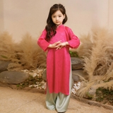 ao-dai-truyen-thong-be-gai-lua-gam-diem-nhan-cot-no-kem-quan-satin-dang-suong-cu