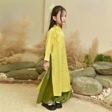 ao-dai-truyen-thong-be-gai-lua-gam-diem-nhan-cot-no-kem-quan-satin-dang-suong-cu