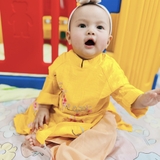ao-dai-be-gai-theu-hoa-truyen-thong-chat-to-dui-mem-min-mat-ao-kem-quan-mamla