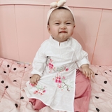 ao-dai-be-gai-theu-hoa-truyen-thong-chat-to-dui-mem-min-mat-ao-kem-quan-mamla