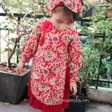 ao-dai-cach-tan-cho-be-gai-hoa-van-mau-do-set-ao-kem-chan-vay-lua-va-bom-toc-mam