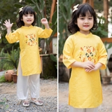 ao-dai-truyen-thong-be-gai-theu-hoa-cuc-xinh-mamla