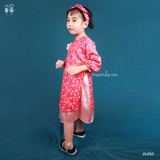 ao-dai-cach-tan-hoa-nhi-mau-do-cho-be-gai-ao-kem-chan-vay-va-bom-mamla