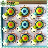 Đồ chơi rùa cầu vồng với mai rùa đủ màu sắc, có nắp đậy trên lưng và chạy bằng trớn