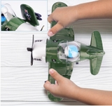 Máy bay cánh quạt chạy pin có đèn và nhạc cho bé