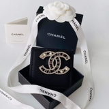 Cài áo Chanel CC