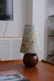 Đèn bàn retro 25 hoa nhí vàng xanh