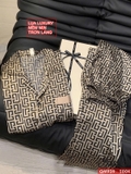 bo-pijama-nam-tay-dai-quan-dai-co-2-tui-lua-luxury-mem-min-qm939
