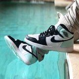 Jordan 1 Mid 'Ngọc Lục Bảo'