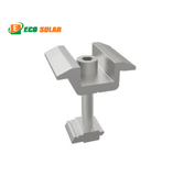 Bát kẹp giữa tấm pin năng lượng mặt trời