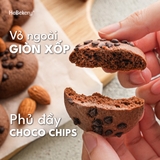 Bánh quy hạnh nhân được nướng giòn xốp và phủ đầy choco chips