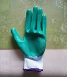 gang-tay-len-trang-nhua-xanh