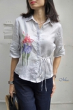 A261 Áo sơ mi linen cột dây 1 bên CALLA thêu tay hoa loa kèn