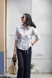 A261 Áo sơ mi linen cột dây 1 bên CALLA thêu tay hoa loa kèn