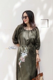 G104 Đầm maxi linen IRINA cổ nẹp nhúm tay lửng thêu tay hoa cẩm tú cầu